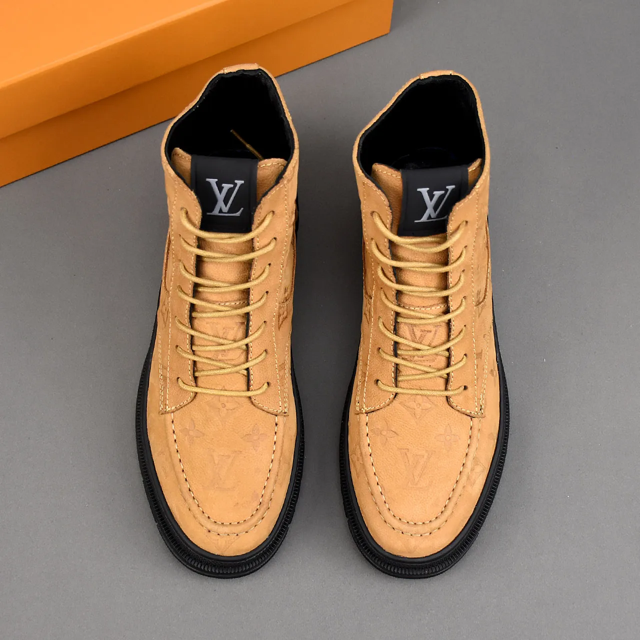 PP leather 240 gross 260👟👟👟LOUIS VUITTON LV donkey brand new thick-soled lace-up big-toe shoes men's casual shoes high-top short boots. These boots are made of waterproof nubuck to create a lightweight and comfortable shoe body. The trendy attitude of being both strong and soft makes it an everyday choice. ✔Upper: imported nubuck leather ✔Lining: sheepskin or wool ✔Outsole: molded outsole Size: 38-44